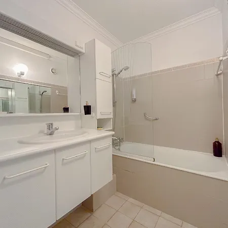 Apartment Cosy Vue Mer Garage Proche Plages, Raphael